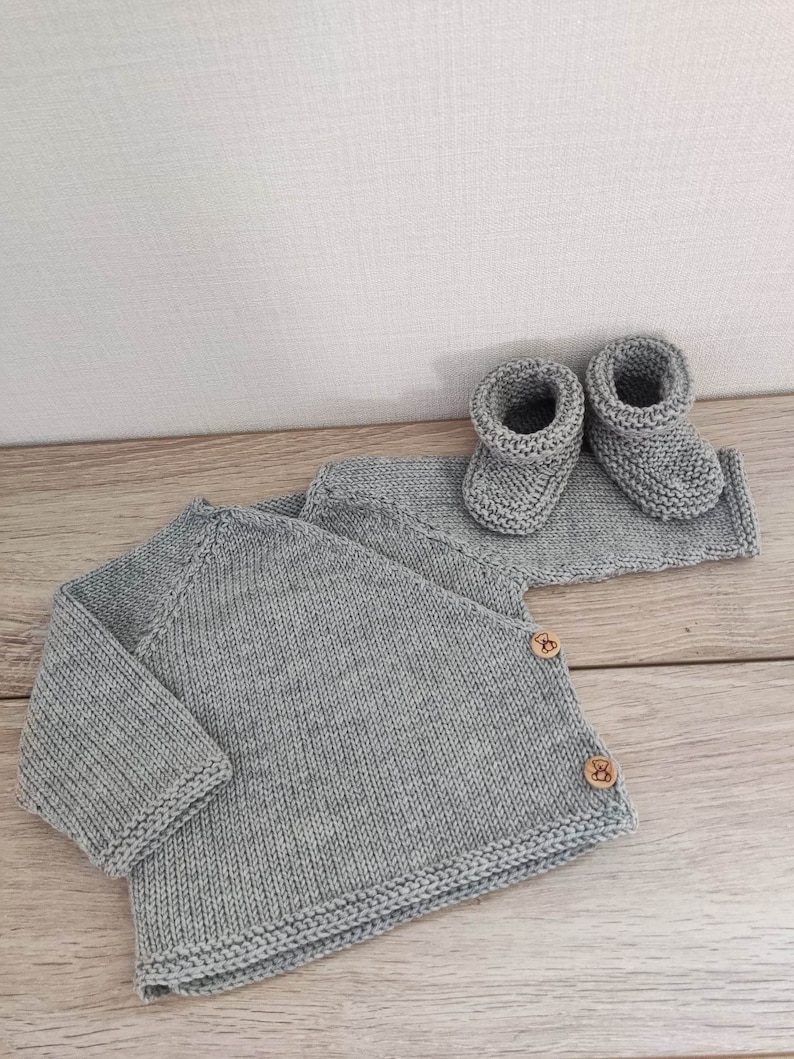 Ensemble tricot brassière cache coeur et chaussons assortis en laine mérinos gris clair et boutons bois image 1