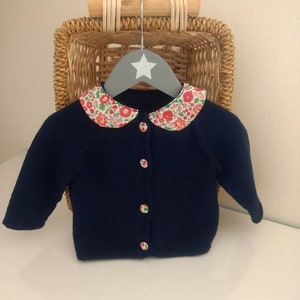 gilet bébé tricoté à la main en laine mérinos bleu marine , col claudine et boutons en tissu liberty betsy fraise des bois image 1