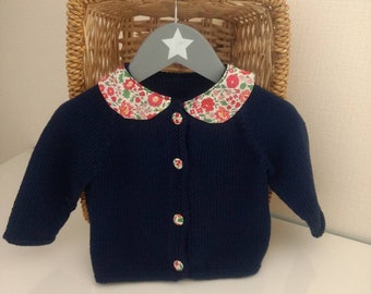 gilet bébé  tricoté à la main en laine mérinos bleu marine , col claudine et boutons en tissu liberty betsy fraise des bois