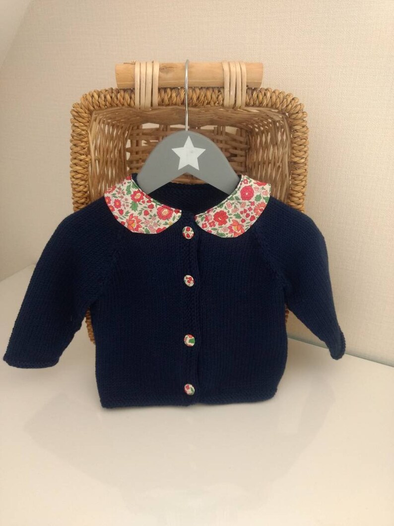 gilet bébé tricoté à la main en laine mérinos bleu marine , col claudine et boutons en tissu liberty betsy fraise des bois image 1