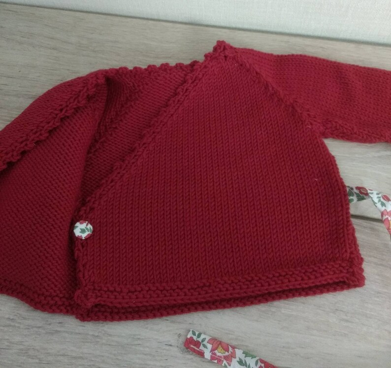 Ensemble brassière cache coeur bonnet et chaussons assortis en laine mérinos rouge et tissu liberty image 6