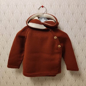 paletot, veste à capuche pour bébé laine merinos rouille et blanc cassé tricoté main boutons en bois oursons