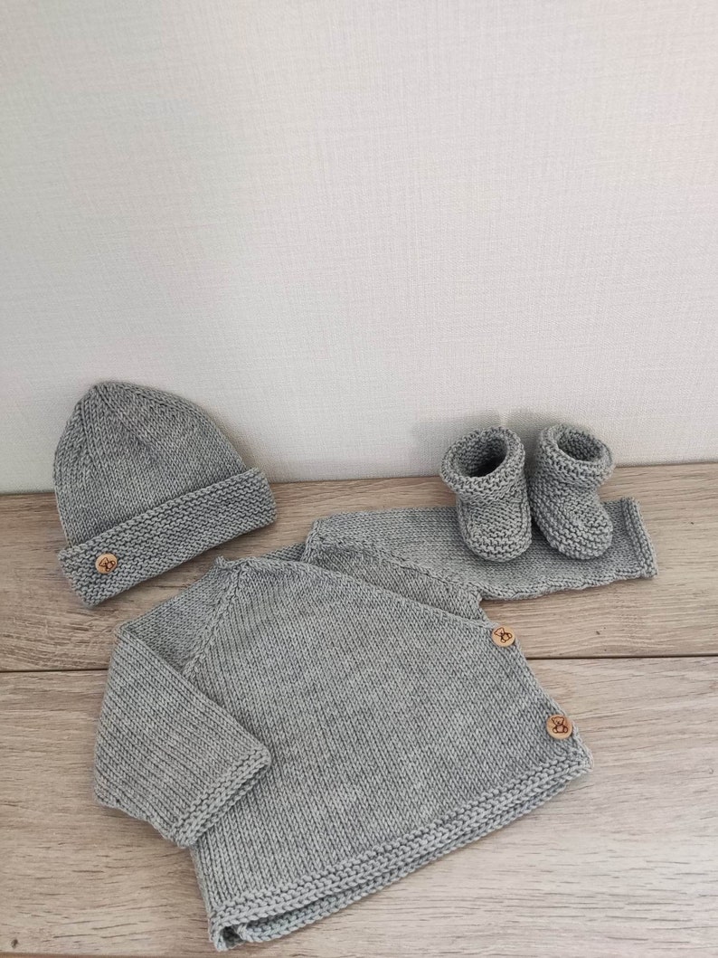 Knitted bralette set with matching bonnet and slippers in light gray merino wool and wooden buttons image 3