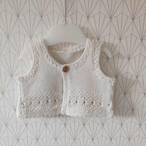 Gilet court bébé sans manches gilet de berger tricoté à la main en laine mérinos blanc  bouton bois