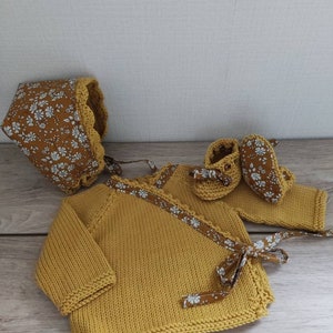 Ensemble bébé brassière, chaussons et béguin en laine mérinos moutarde et tissu liberty capel image 4