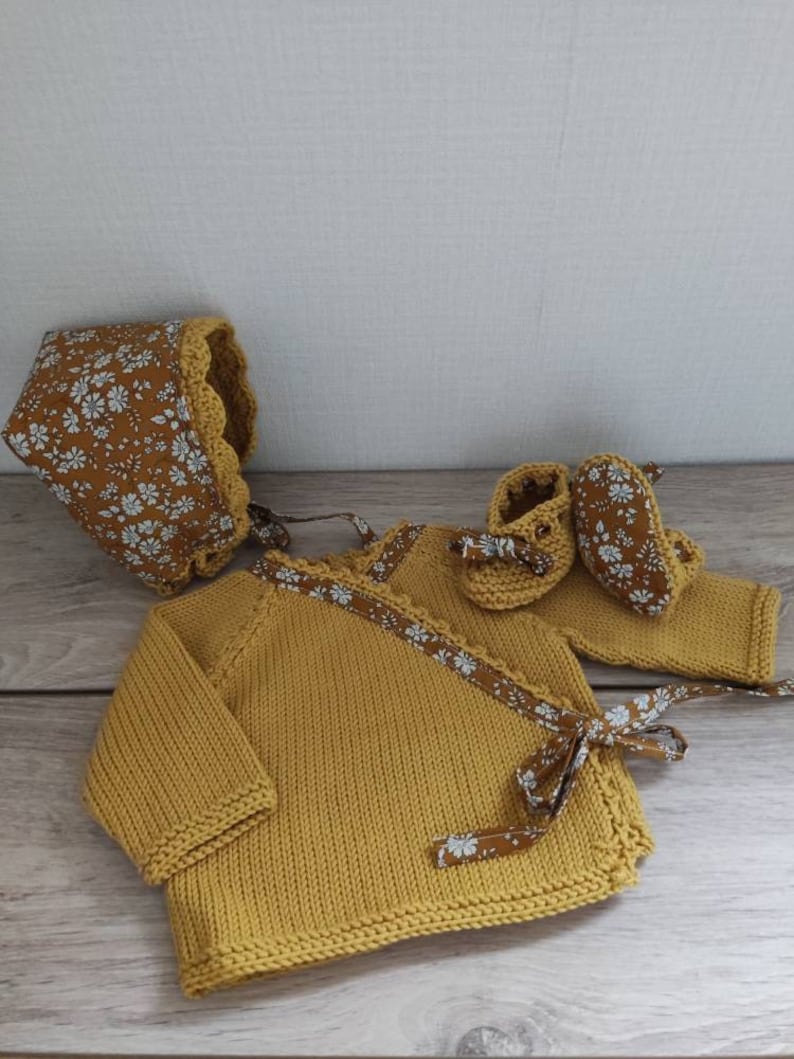 Ensemble bébé brassière, chaussons et béguin en laine mérinos moutarde et tissu liberty capel image 4