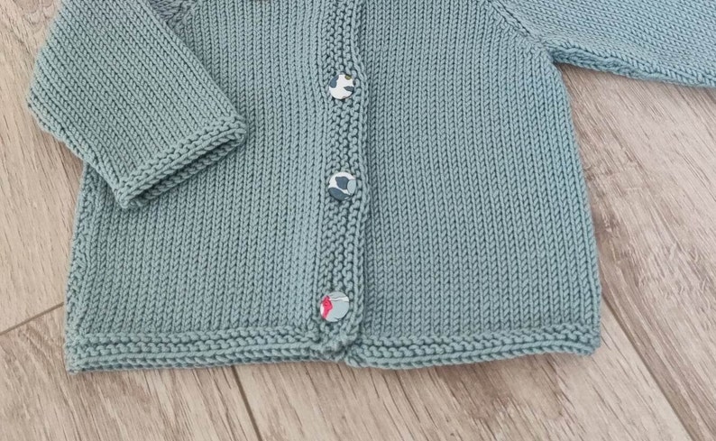 Gilet bébé tricoté à la main en laine mérinos céladon , col claudine et boutons en tissu liberty betsy image 3