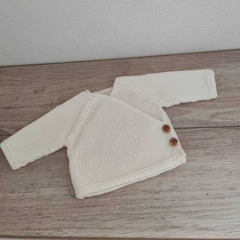 Brassière bébé cache coeur naissance, layette tricotée main en laine mérinos blanc cassé et boutons bois image 4