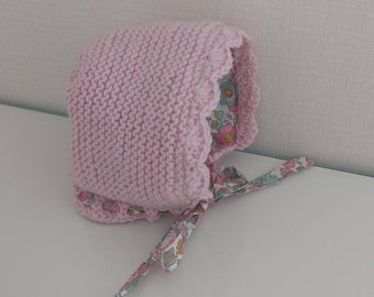 Béguin bébé  tricoté en laine mérinos rose et tissu liberty betsy cupcake