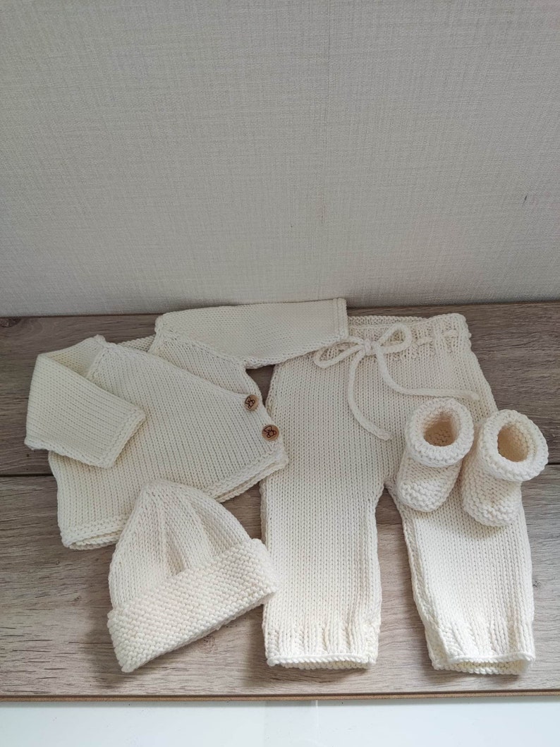 Ensemble brassière cache coeur, bonnet, chaussons et pantalon assortis en laine mérinos blanc cassé et boutons bois image 1