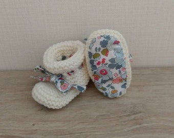 Chaussons bébé montants façon bottons tricotés en laine mérinos blanc cassé et tissu liberty Betsy porcelaine