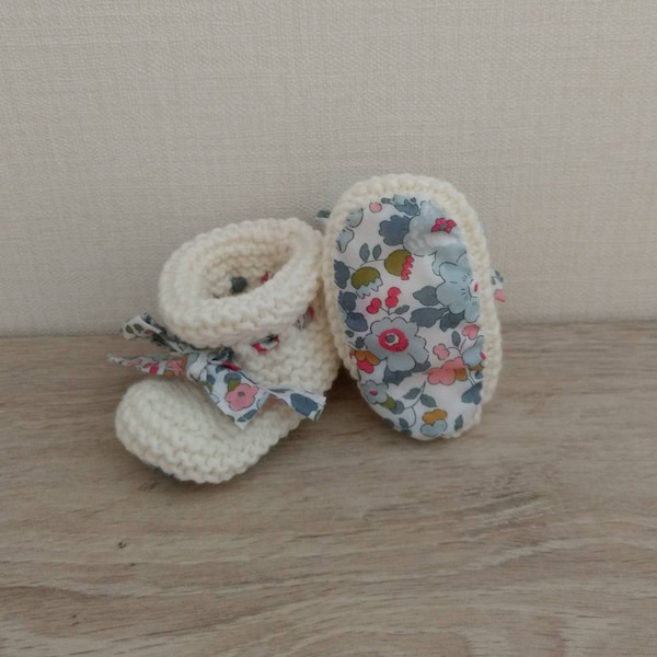 Chaussons bébé montants façon bottons tricotés en laine mérinos blanc cassé et tissu liberty Betsy porcelaine