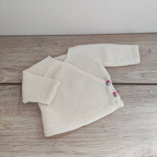 Brassière bébé cache coeur naissance, layette  tricotée main en laine mérinos blanc cassé et tissu liberty Wiltshire rose