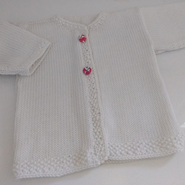 Gilet bébé, layette  tricoté main en laine mérinos blanche, boutons en tissu liberty wiltshire rouge