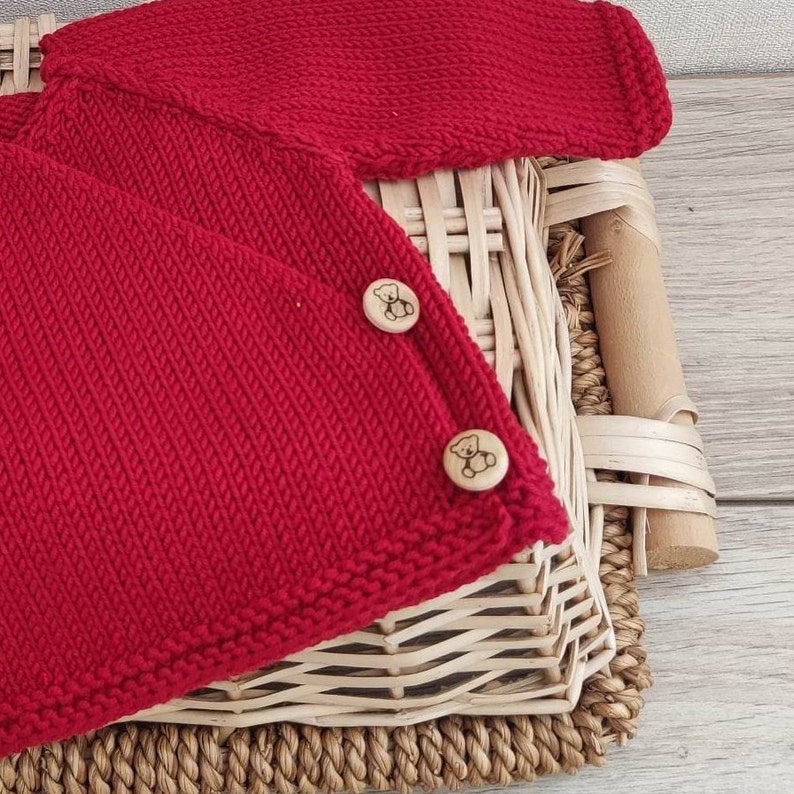 Brassière bébé cache coeur naissance, layette tricotée main en laine mérinos rouge et boutons bois image 2