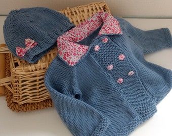 Chaqueta, chaleco de bebé de doble pecho y sombrero de lana merino azul a juego con cuello de punto a mano y botones cubiertos con tela liberty
