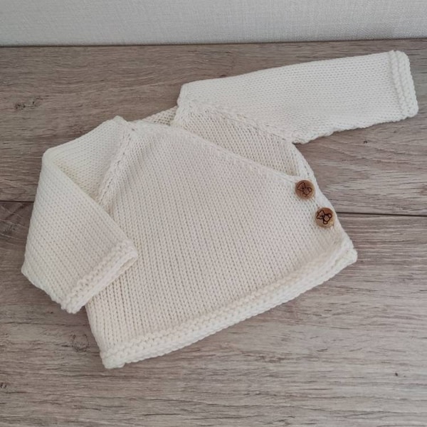 Brassière bébé cache coeur naissance, layette  tricotée main en laine mérinos  blanc cassé et boutons bois