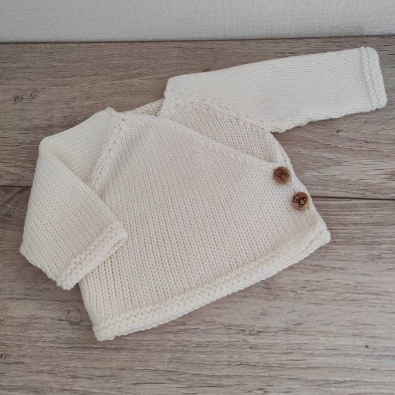 Brassière bébé cache coeur naissance, layette tricotée main en laine mérinos blanc cassé et boutons bois image 1