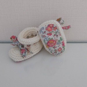 Ensemble brassière bébé cache coeur, layette tricotée à la main en laine blanc cassé, chaussons assortis et tissu liberty félicité image 8