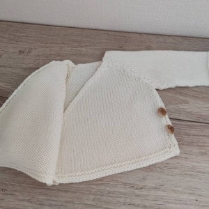 Brassière bébé cache coeur naissance, layette tricotée main en laine mérinos blanc cassé et boutons bois image 3