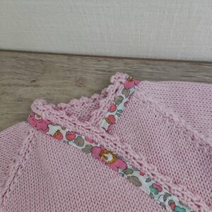 Ensemble bébé brassière, chaussons et béguin en laine mérinos rose et tissu liberty Betsy image 8