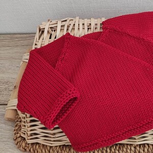 Brassière bébé cache coeur naissance, layette tricotée main en laine mérinos rouge et boutons bois image 3