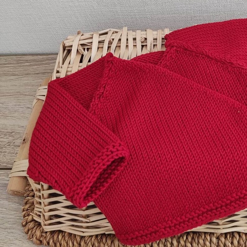 Brassière bébé cache coeur naissance, layette tricotée main en laine mérinos rouge et boutons bois image 3