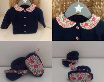 Ensemble gilet bébé bleu marine tricoté main et chaussons assortis  en laine mérinos bleu marine et liberty d'anjo