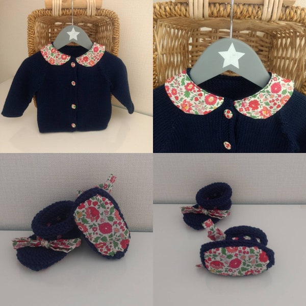 Handstickad marinblå babyväst och matchande tossor i marinblå merinoull med Liberty d'Anjo-tryck