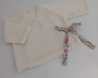 Brassière bébé cache coeur, layette tricotée à la main en laine mérinos blanc cassé et tissu liberty félicité