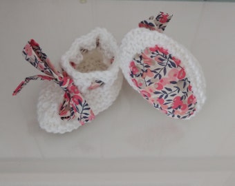 chaussons bébé layette tricotés à la main laine mérinos blanche et liberty wiltshire pois de senteur