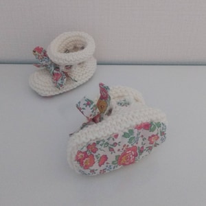 Ensemble brassière bébé cache coeur, layette tricotée à la main en laine blanc cassé, chaussons assortis et tissu liberty félicité image 9