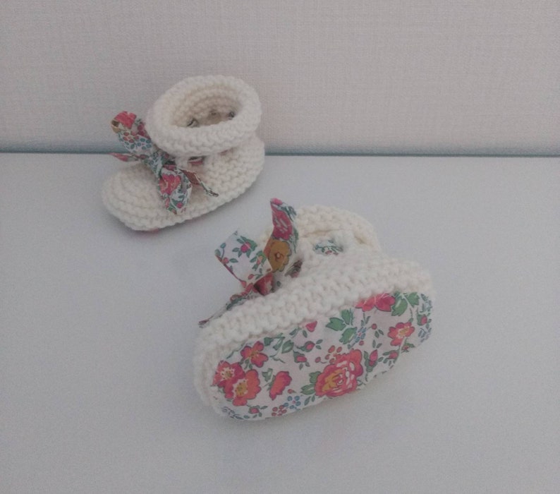 Ensemble brassière bébé cache coeur, layette tricotée à la main en laine blanc cassé, chaussons assortis et tissu liberty félicité image 9