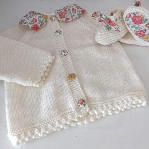 Handstickad vit babylinne och matchande tossor i vit merinoull och orange Liberty Felicite-tryck