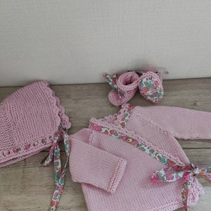 Ensemble bébé brassière, chaussons et béguin en laine mérinos rose et tissu liberty Betsy image 5