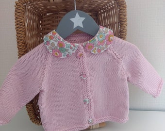 Gilet bébé layette tricoté en laine mérinos rose avec col claudine en liberty pour bébé