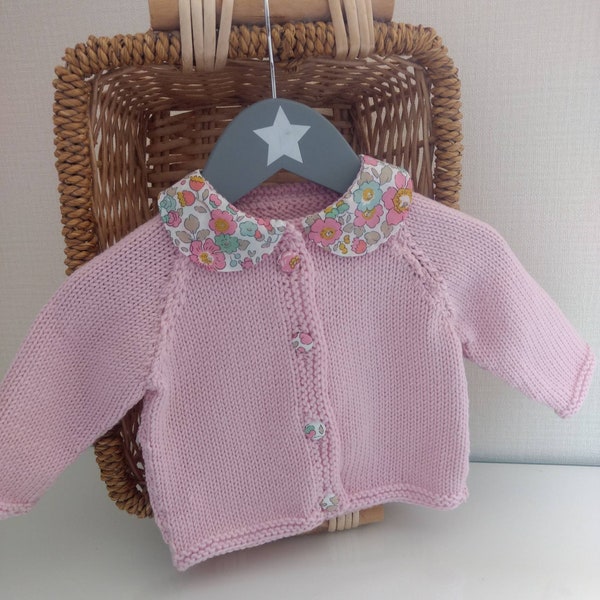 Gilet bébé layette tricoté en laine mérinos rose avec col claudine en liberty pour bébé