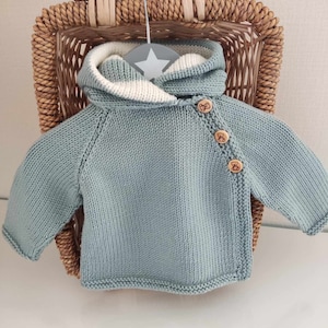 paletot, veste à capuche pour bébé laine merinos céladon et blanc cassé tricoté main boutons en bois oursons image 1