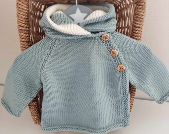 paletot, veste à capuche pour bébé laine merinos céladon  et blanc cassé tricoté main boutons en bois oursons