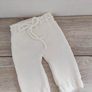 Ensemble brassière cache coeur, bonnet, chaussons et pantalon assortis en laine mérinos blanc cassé et boutons bois image 7