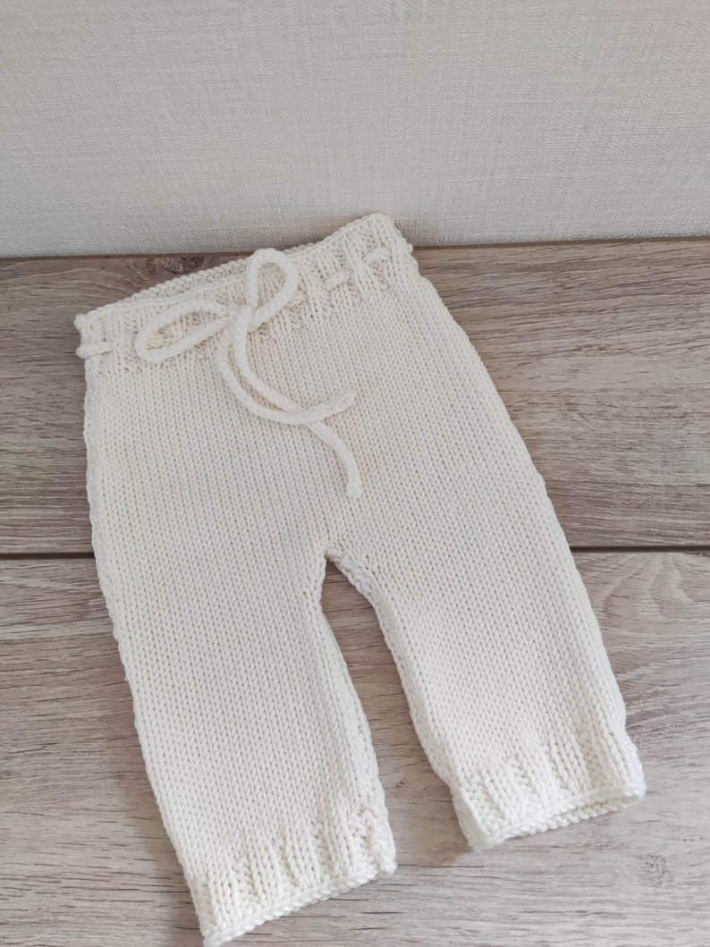 Ensemble brassière cache coeur, bonnet, chaussons et pantalon assortis en laine mérinos blanc cassé et boutons bois image 7