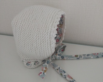 Béguin bébé tricoté en laine mérinos blanc et tissu liberty betsy porcelaine