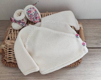 Ensemble tricot  brassière cache coeur et  chaussons assortis en laine mérinos blanc cassé et boutons en tissu liberty