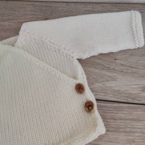 Brassière bébé cache coeur naissance, layette tricotée main en laine mérinos blanc cassé et boutons bois image 2