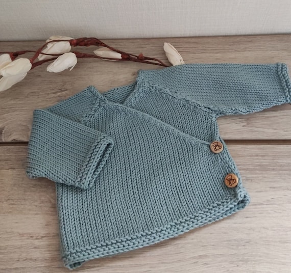 Brassière bébé cache coeur naissance, layette tricotée main en laine  mérinos céladon et boutons bois -  France