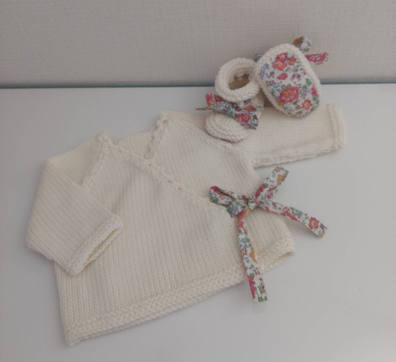 Ensemble brassière bébé cache coeur, layette tricotée à la main en laine blanc cassé, chaussons assortis et tissu liberty félicité image 2