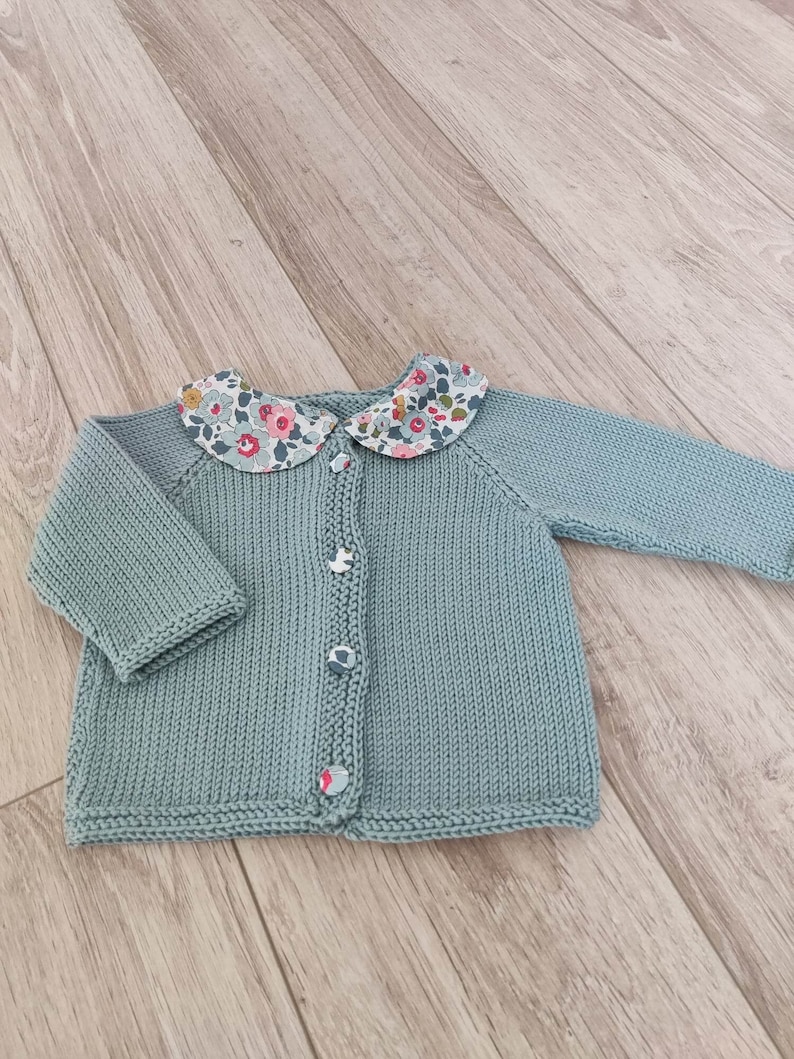 Gilet bébé tricoté à la main en laine mérinos céladon , col claudine et boutons en tissu liberty betsy image 1