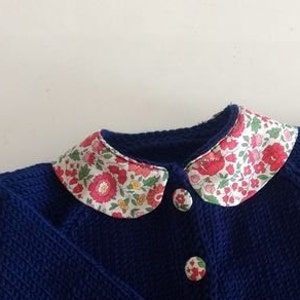 gilet bébé tricoté à la main en laine mérinos bleu marine , col claudine et boutons en tissu liberty betsy fraise des bois image 4