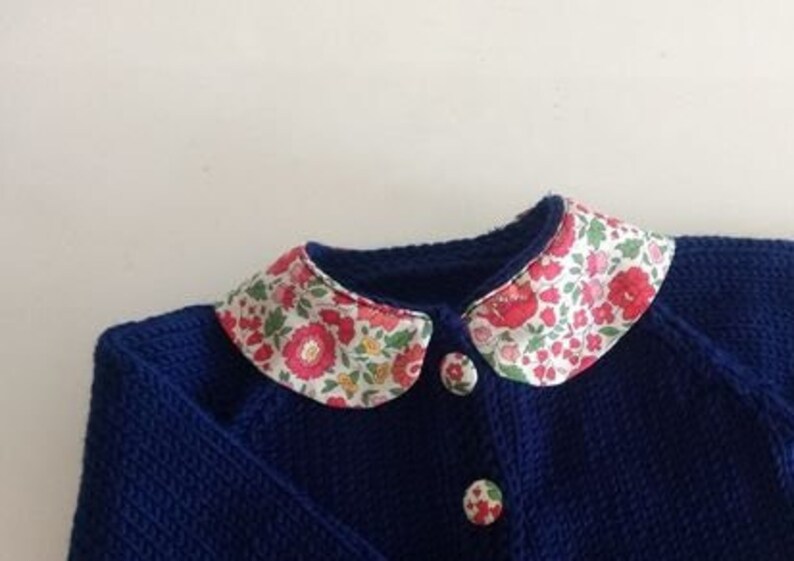 gilet bébé tricoté à la main en laine mérinos bleu marine , col claudine et boutons en tissu liberty betsy fraise des bois image 4