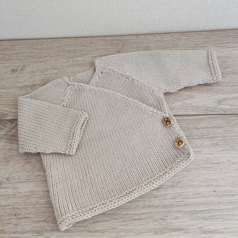 Ensemble tricot brassière cache coeur et chaussons assortis en laine mérinos beige et boutons bois image 3